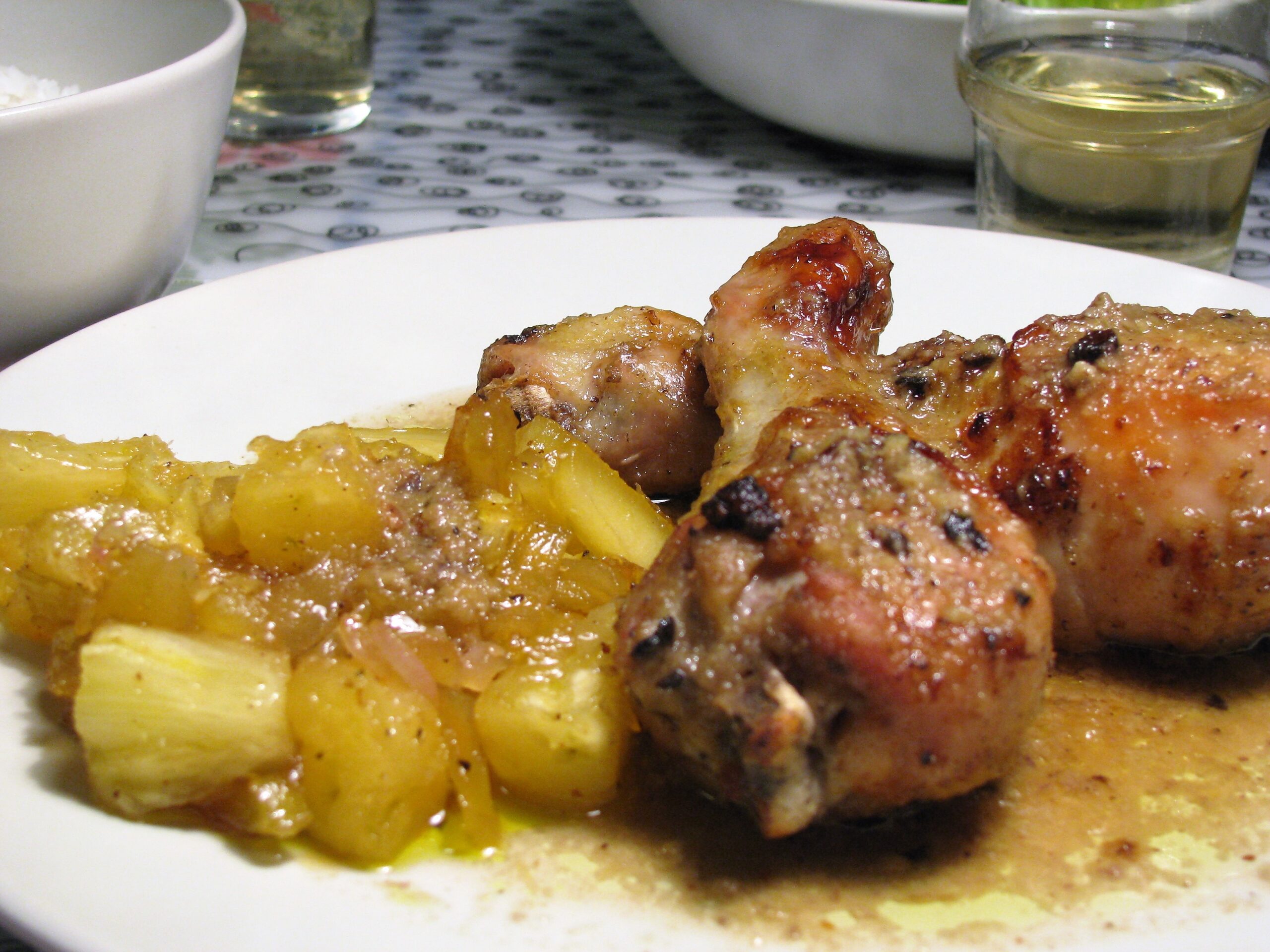 Κοπανάκια κοτόπουλου με σάλτσα ανανά – ρούμι και μπασμάτι στον ατμό