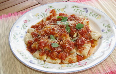 Gnocchi  με παρμεζάνα και πικάντικη σάλτσα ντομάτας