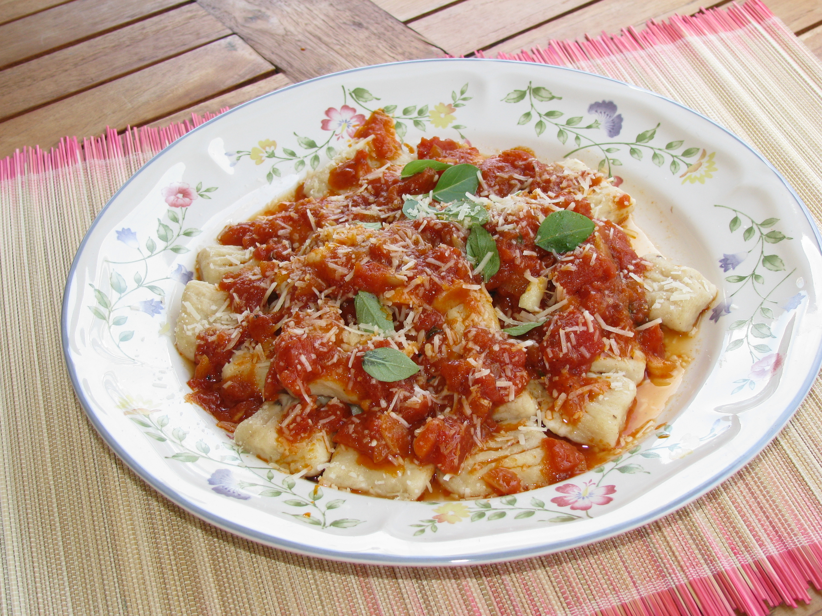 Gnocchi  με παρμεζάνα και πικάντικη σάλτσα ντομάτας