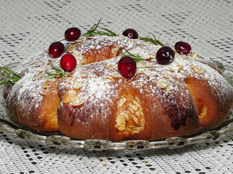 Γιορτινό ψωμί με cranberry αμύγδαλα κι κανέλα