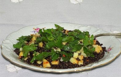 Σαλάτα με μαύρες φακές σελινόριζα και ρόκα