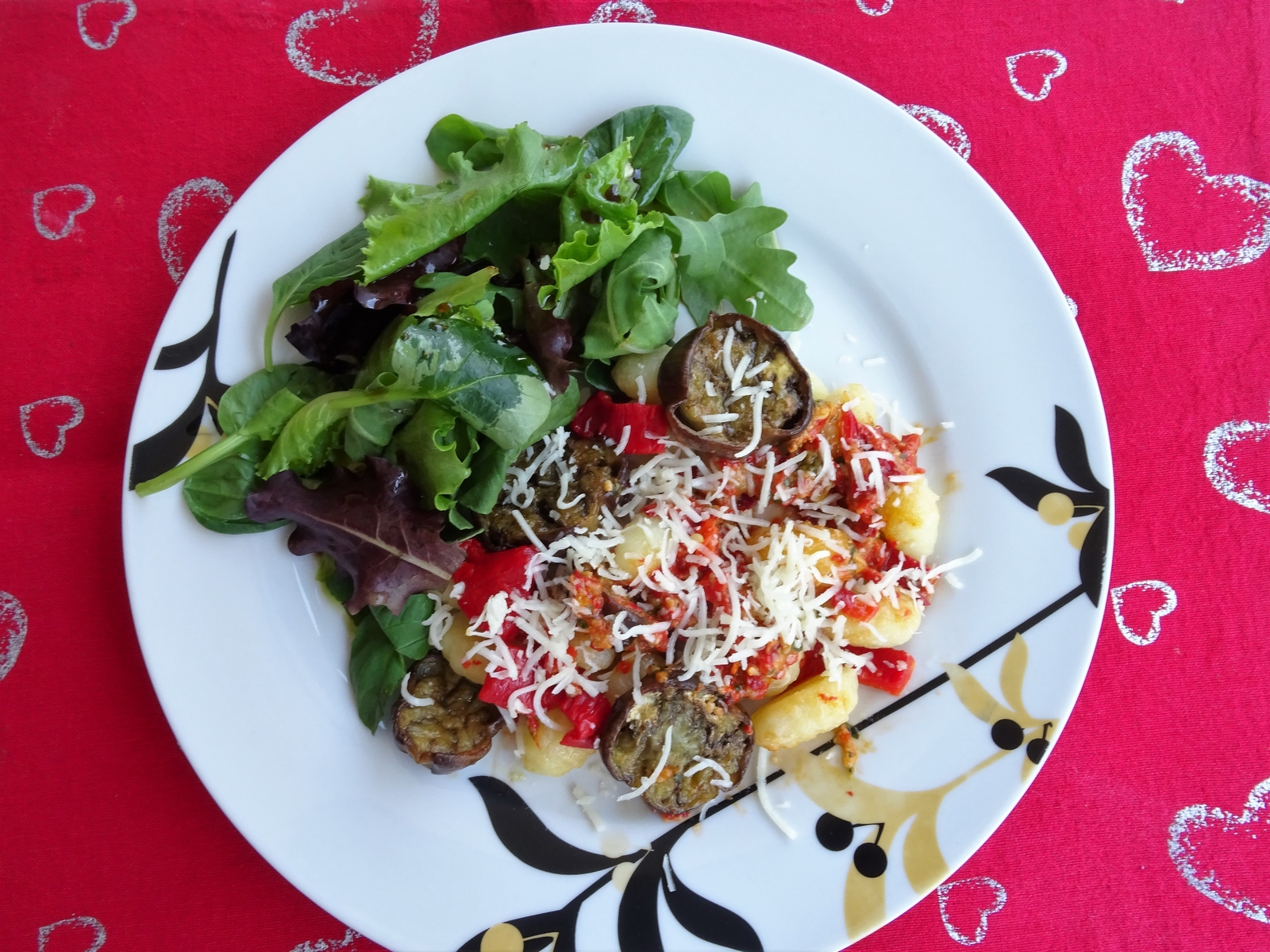 Gnocchi με μελιτζάνες και σάλτσα πιπεριάς