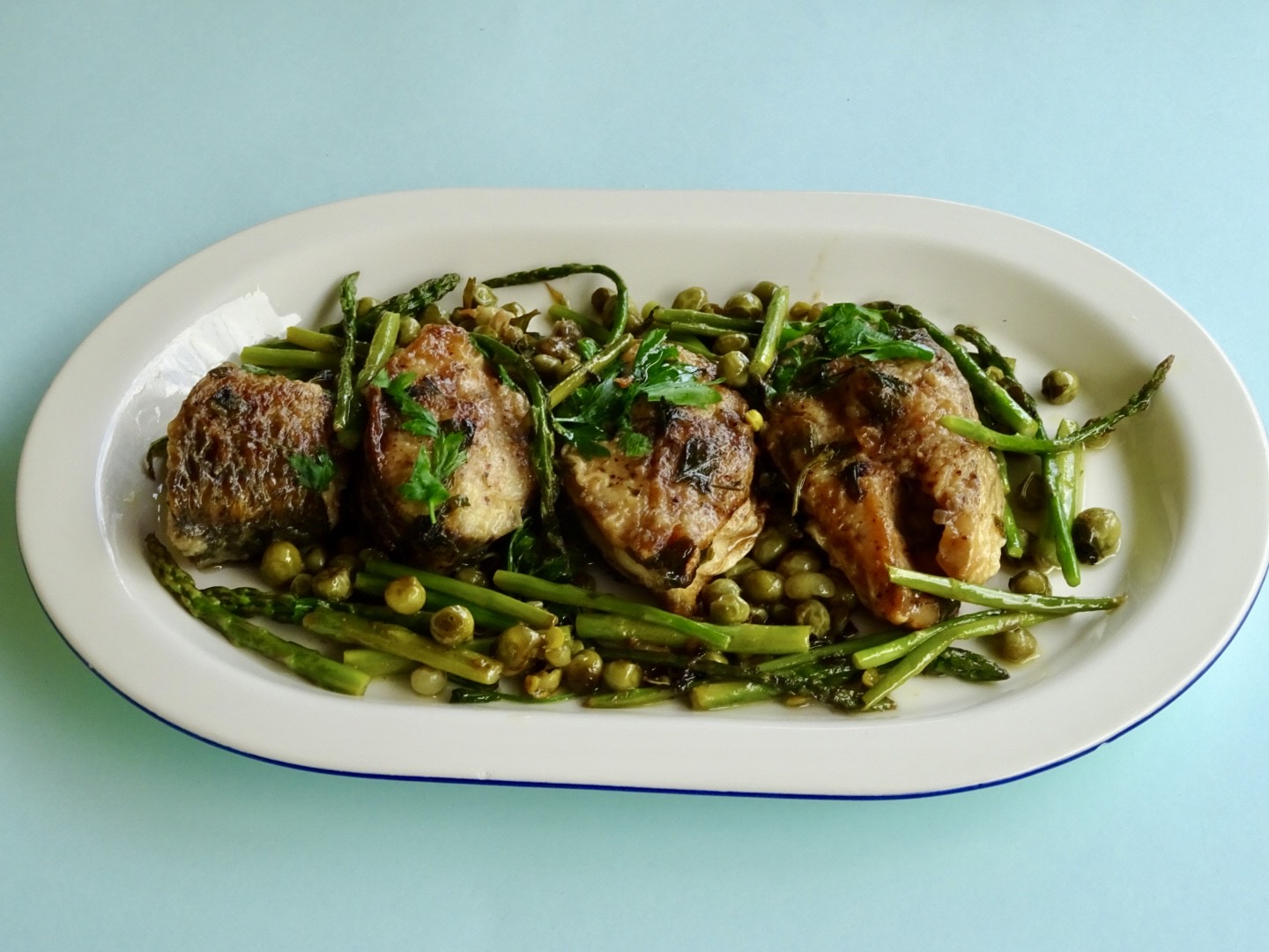 Φέτες κέφαλου με αρακά και σπαράγγια