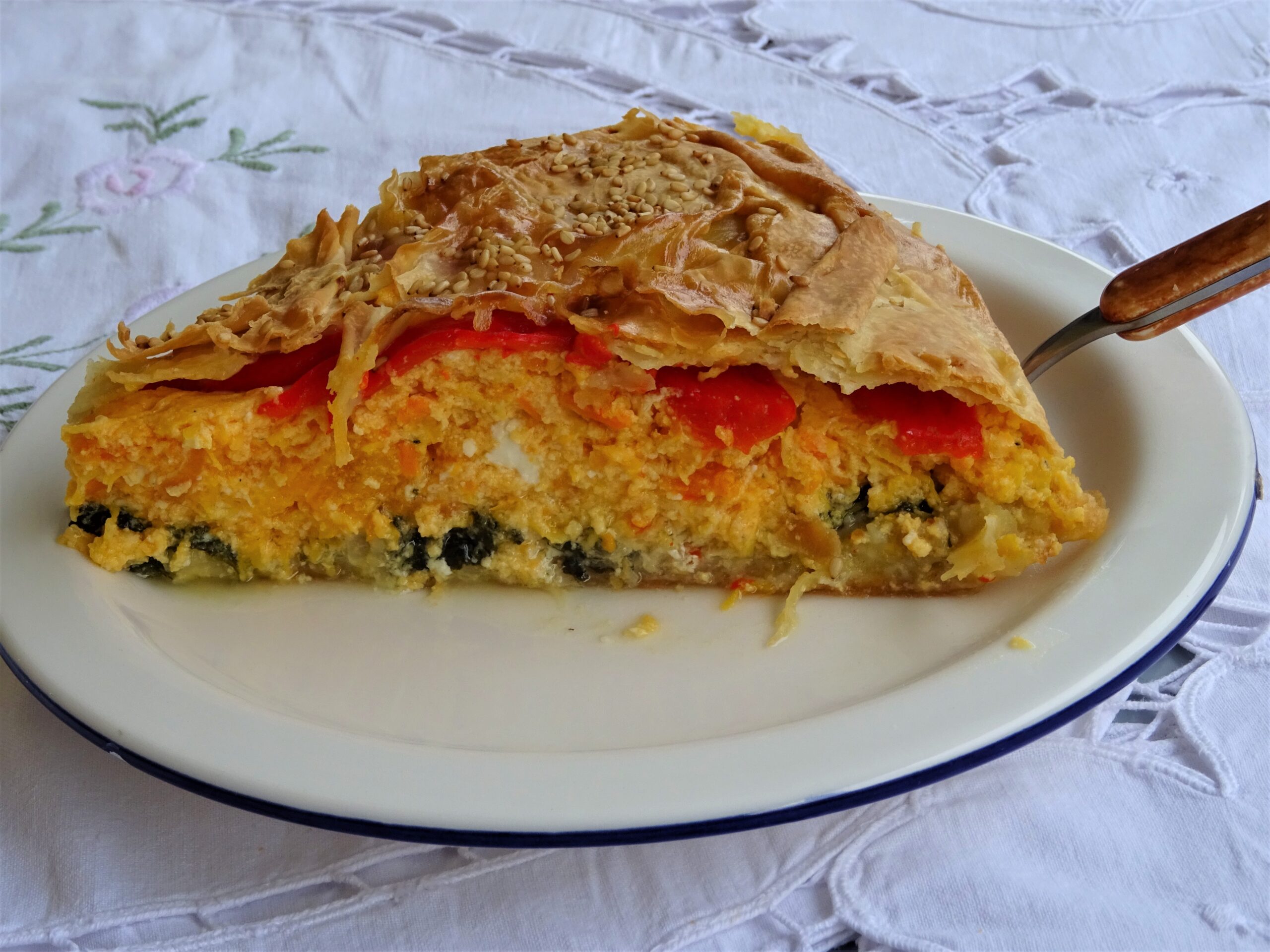 Πίτα με κολοκύθα σπανάκι πιπεριές και τυριά