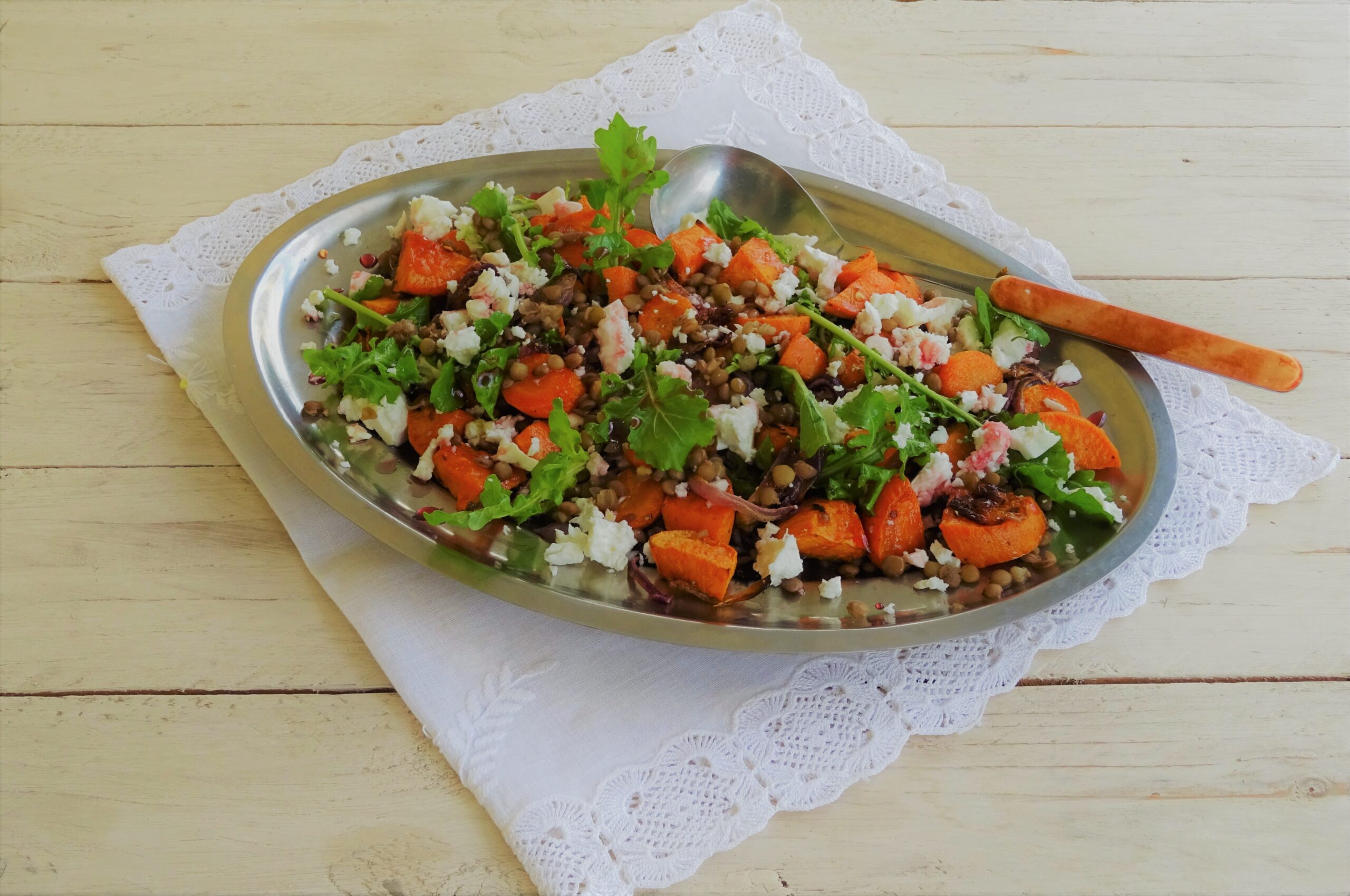 Σαλάτα με γλυκοπατάτες, καρότα, φακές και φέτα