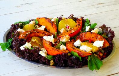 Σαλάτα με κολοκύθα πορτοκάλι καρύδια και κατσικίσιο τυρί