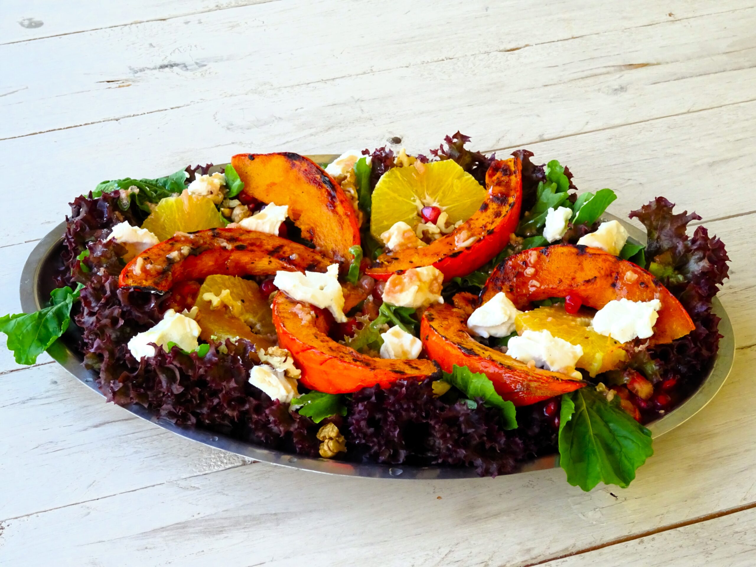 Σαλάτα με κολοκύθα πορτοκάλι καρύδια και κατσικίσιο τυρί