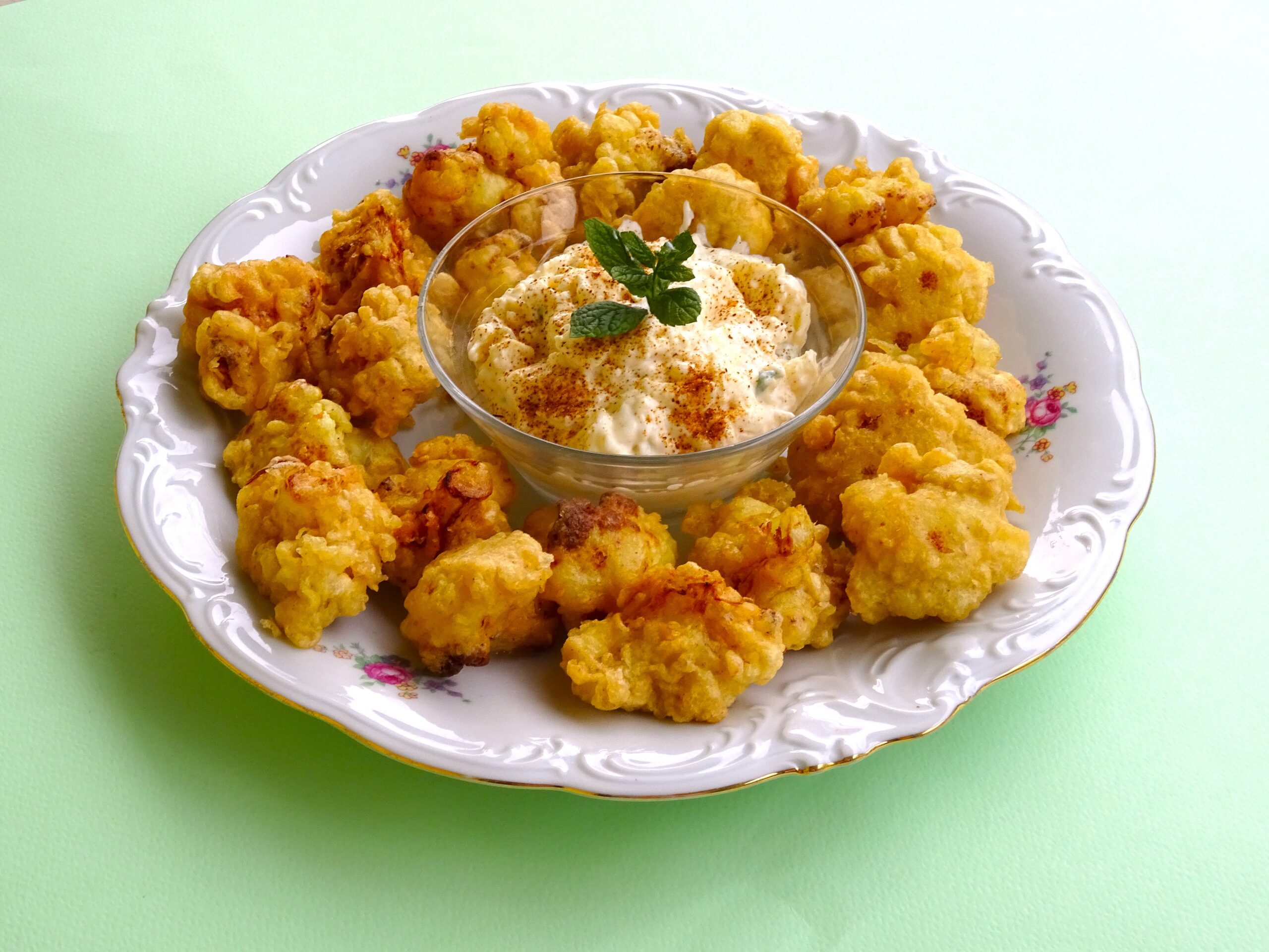 Κουνουπίδι τηγανητό με πικάντικο κουρκούτι